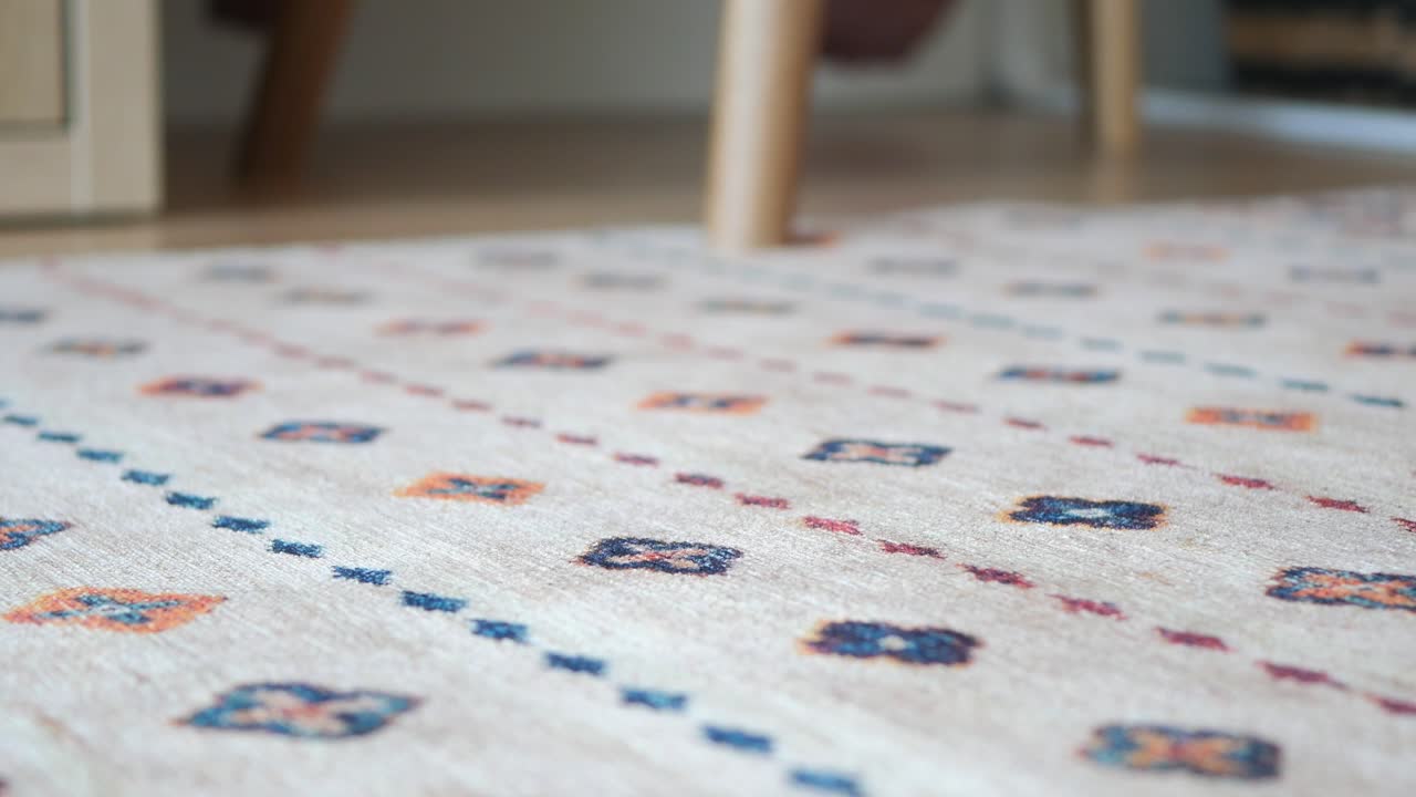 primer plano de una alfombra con patrones