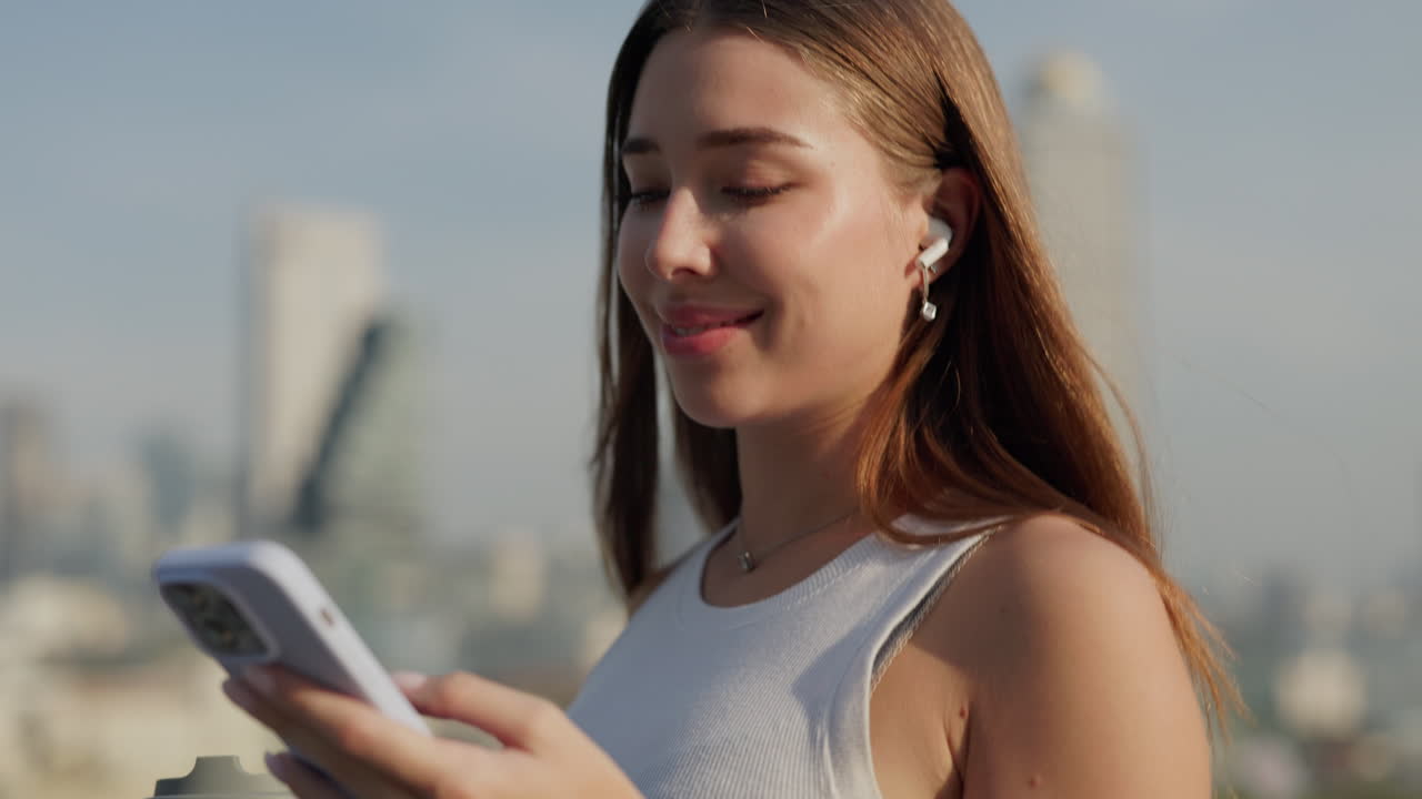 Donna che usa lo smartphone in città