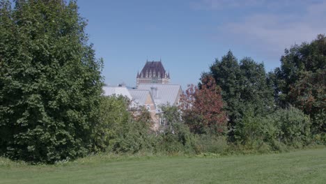 a lo largo del castillo frontenac en la distancia en la ciudad de quebec, canadá