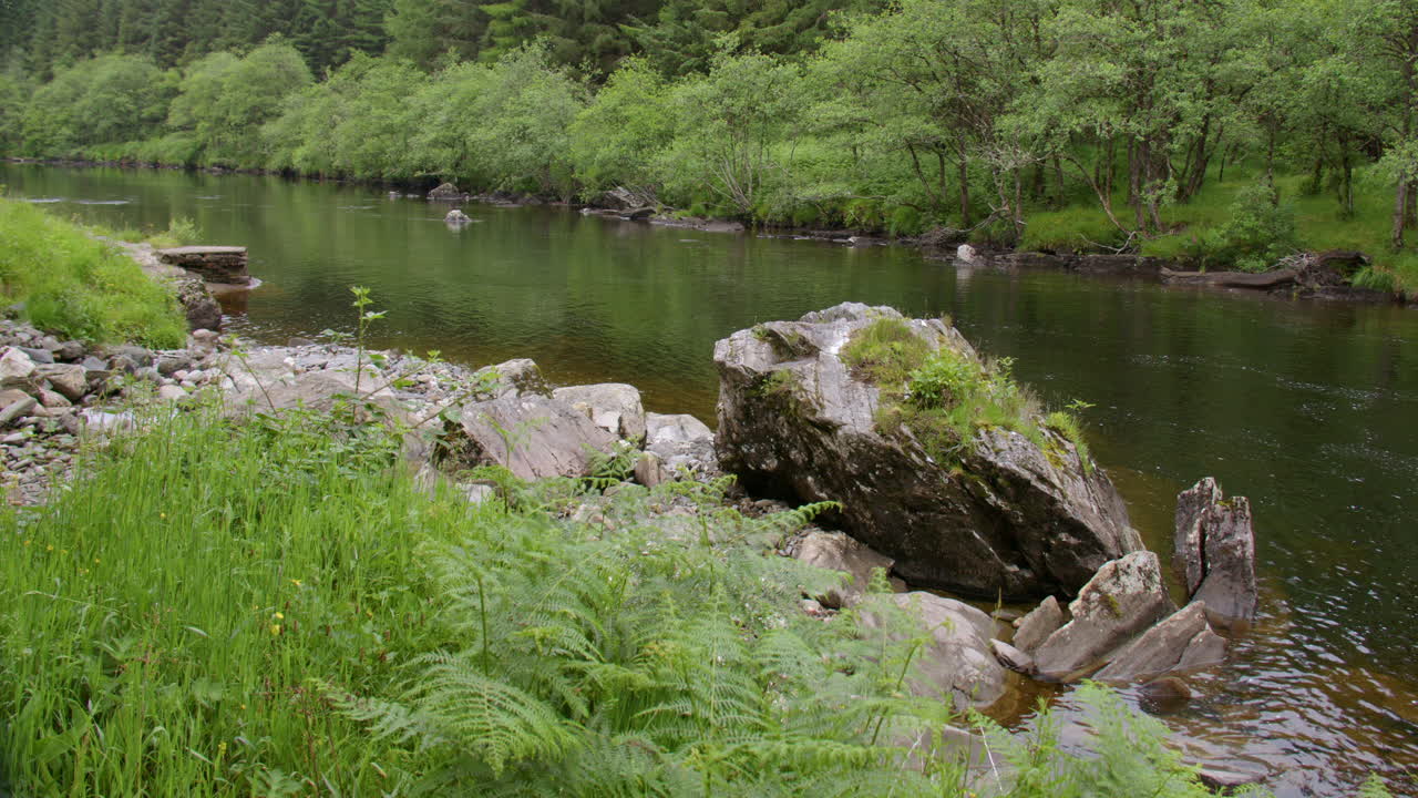 široký záběr shora Proud řeky Orchy poblíž Eas Urchaidh, vodopády Orchy