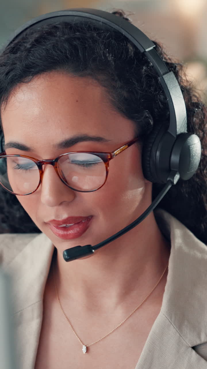 Profesjonell kvinne med headset og briller som jobber i callsenter