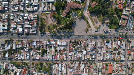 drones derriban casas de vecindarios residenciales calles geométricas en el área de lo prado de la capital de chile, santiago