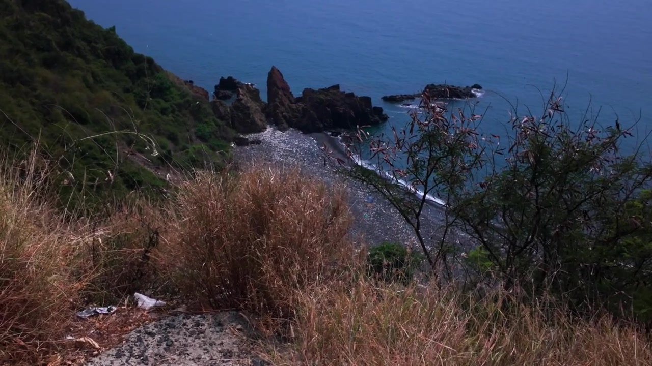 I visitatori ammirano il paesaggio a Diem Ngam Bien a Na Trang, Vietnam. Il sole tramonta sull'oceano, offrendo uno splendido spettacolo di colori nel cielo e sull'acqua.