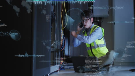 animación del procesamiento de datos sobre ingeniero masculino asiático hablando en un teléfono inteligente en la sala de servidores de computadora