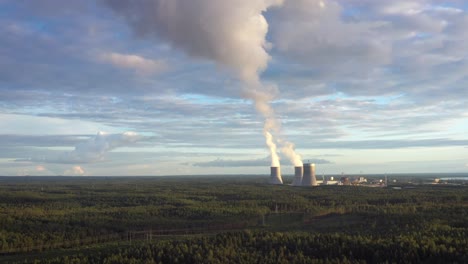 las torres de enfriamiento humeantes de la central nuclear. vista aérea