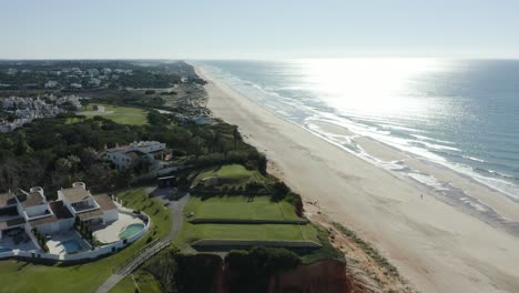 Vista-Aérea-De-Las-Casas-De-Jardín-De-Ancao-En-La-Playa-De-Algarve,-Almancil,-Portugal