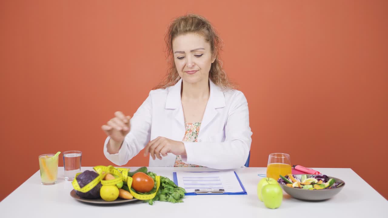 Diyetisyen mezurayı sebzelerin yanına bırakıyor. Sağlıklı beslenme.