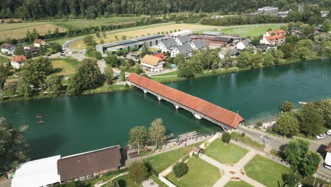 Aérea-De-Una-Pequeña-Ciudad-Medieval-Junto-Al-Río-Aare