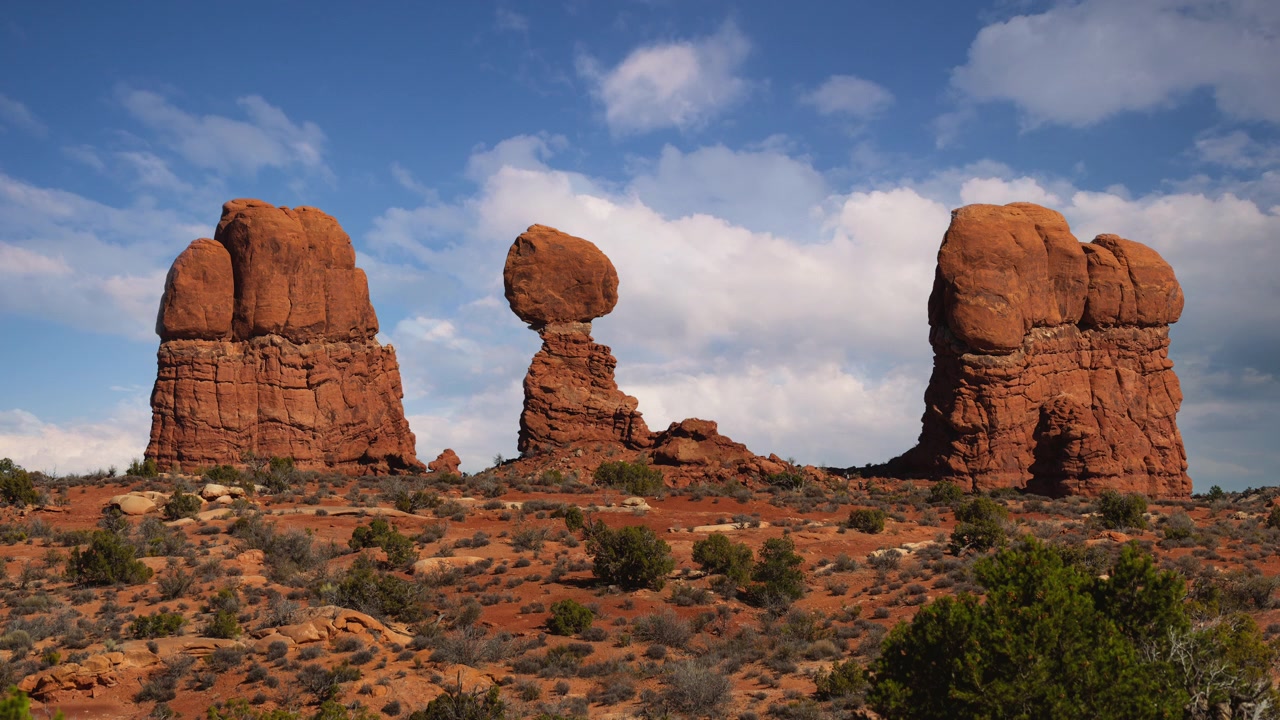 Video loop in time-lapse di nuvole e cielo in movimento. Formazione rocciosa Balanced Rock nell'Arches National Park, Utah