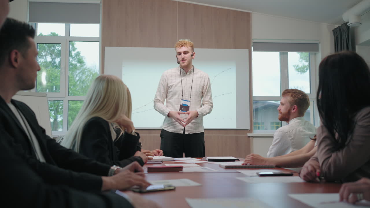 especialista que habla en una reunión de negocios en una empresa importante que responde a las preguntas de los colegas