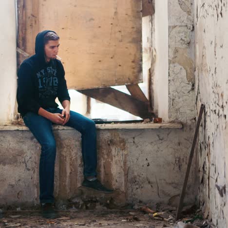 Triste-Joven-Fumando-En-Un-Edificio-Abandonado-2