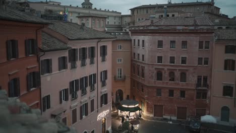 Roma-Hermosa-Plaza-Piazza-Navona-Después-Del-Atardecer-Con-Gente-Pasando,-Después-De-La-Lluvia,-Tiro-En-ángulo-Alto