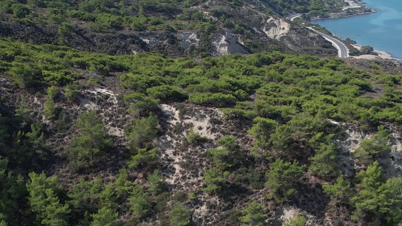 Vista aerea panoramica di lussureggianti colline sulla costa greca
