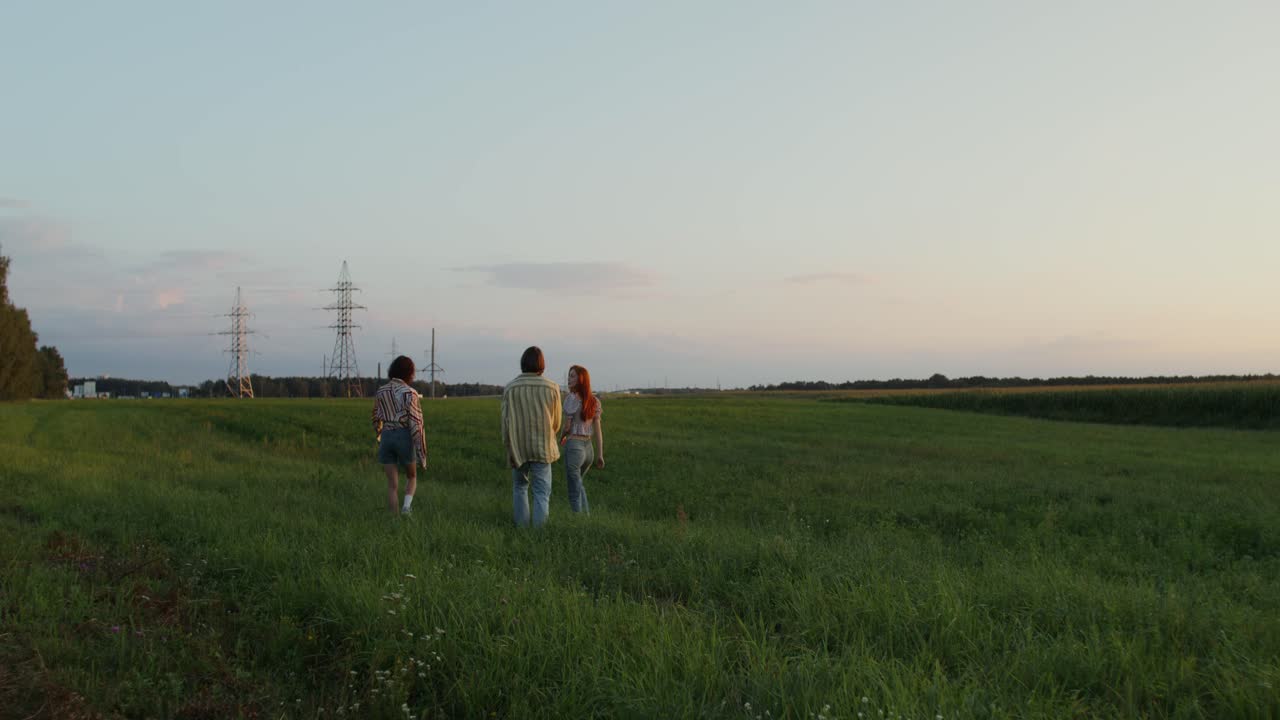 해가 지는 동안 들판에서 고 있는 사람 들