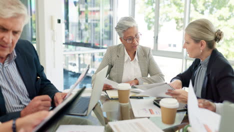 Documentos,-Datos-Y-Trabajo-En-Equipo-De-Gente-De-Negocios.