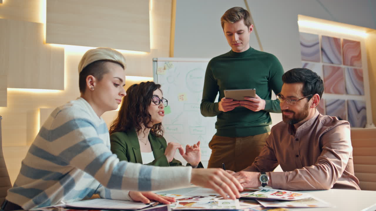 compañeros de trabajo creativos que comparten ideas en el escritorio de la sala de juntas. equipo hablando de negocios
