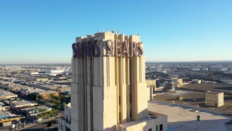 vista aérea del histórico edificio sears cerca del centro de los angeles