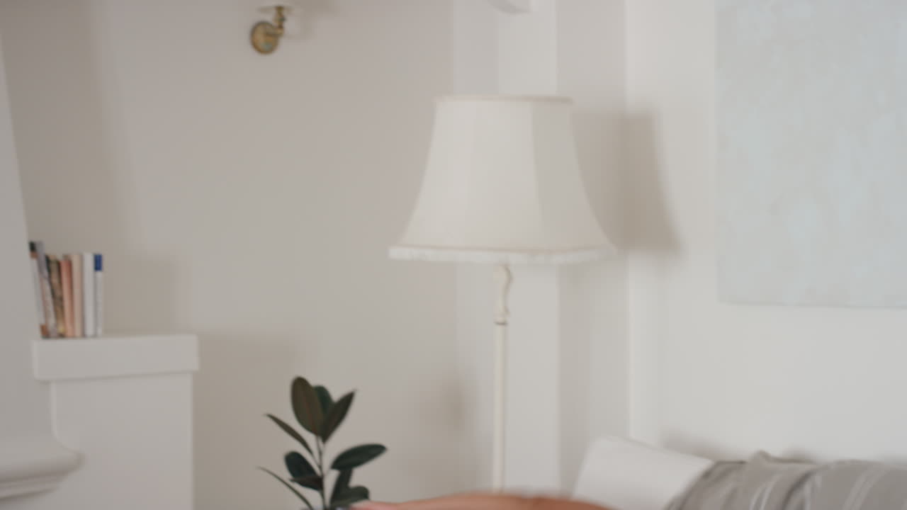 bailarina feliz divirtiéndose practicando movimientos de baile de hip hop en casa celebrando disfrutando de bailar 4k