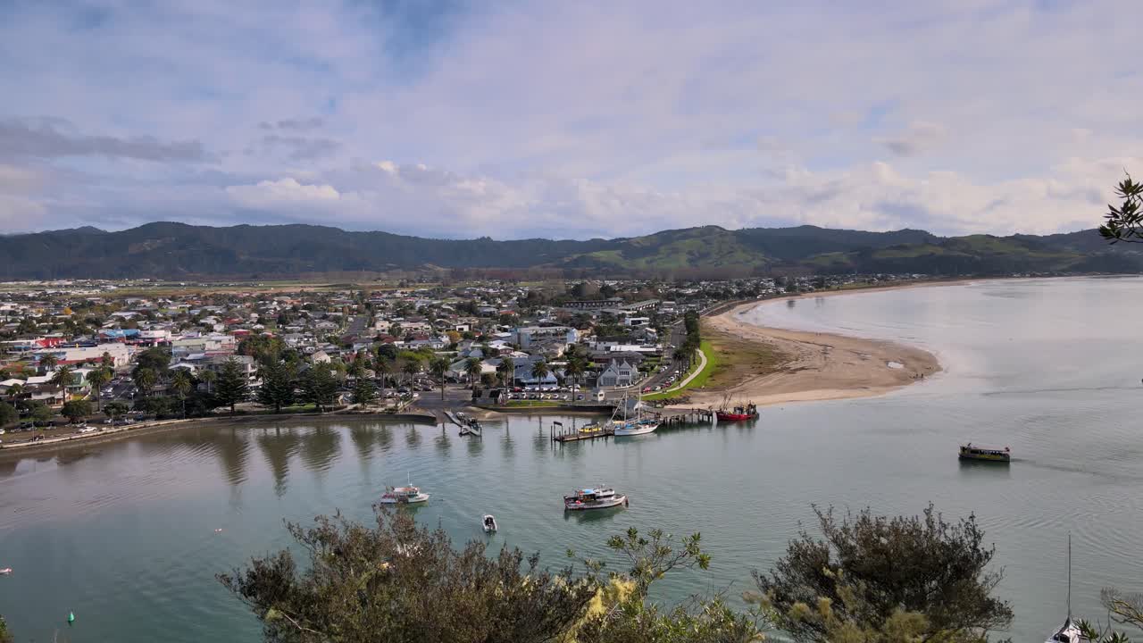 increíble toma de apertura de la ciudad de whitianga puerto y paisaje de la ciudad en la costa de la península de coromandel, nueva zelanda