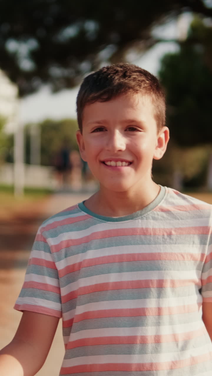 Niño de la mano de su padre/madre