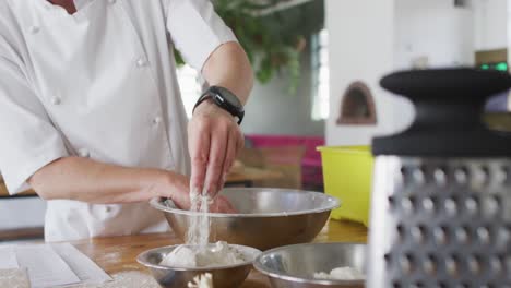 Chef-Femenina-Caucásica-Agregando-Harina-En-Un-Tazón