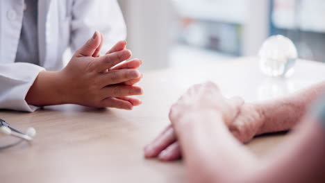 manos, apoyo o médico que consulta a un paciente