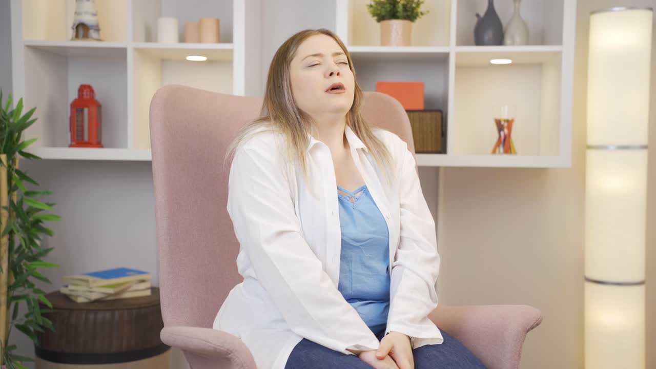 피곤하고 졸리는 젊은 여성.