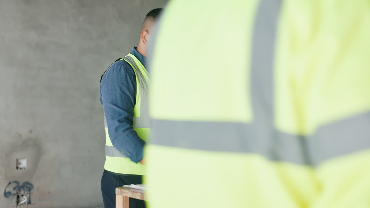 reunión en el sitio de construcción