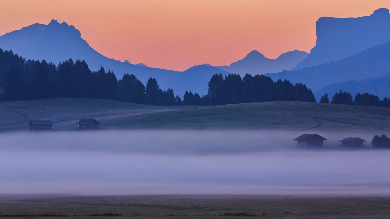 Solopgang i Seiser Alm i Dolomitterne time-lapse
