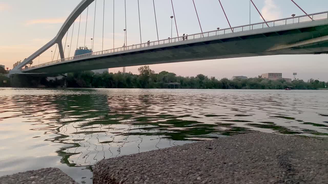 세비야 바르케타 다리의 일몰