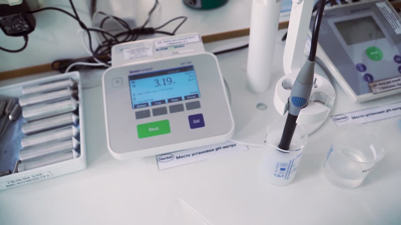 실험실에서 ph 미터를 사용하는 과학자