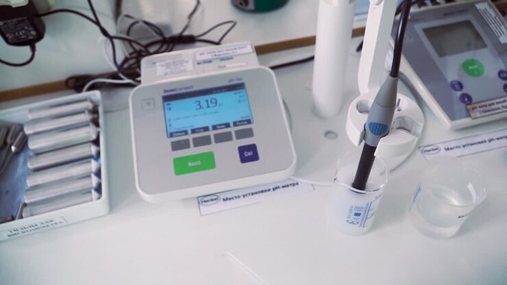 Scienziato che usa un pHmetro in un laboratorio