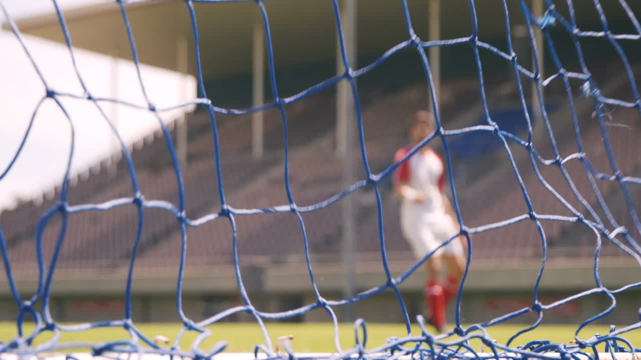 jugador de fútbol marcando un gol