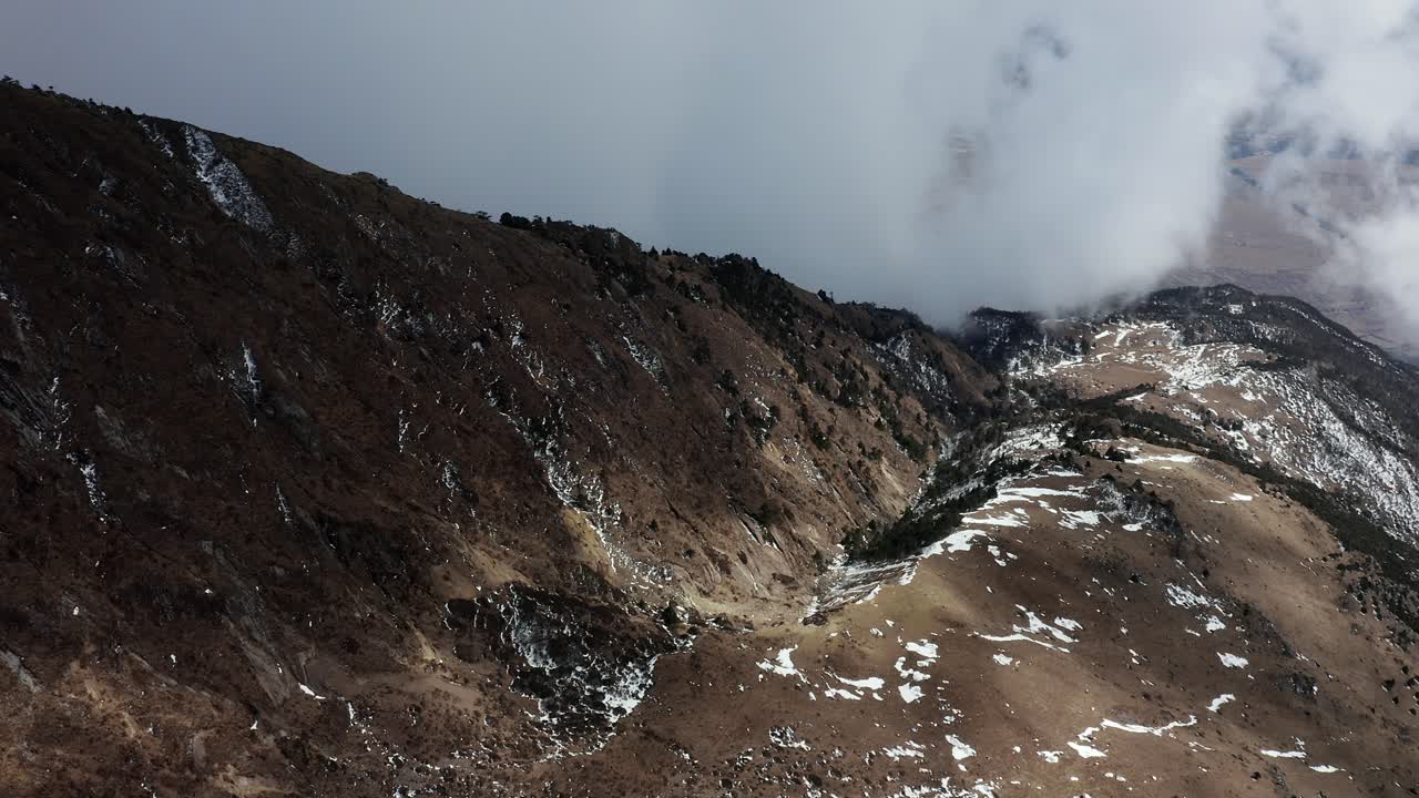 espectacular ladera cubierta de espesas nubes, vista aérea del paisaje
