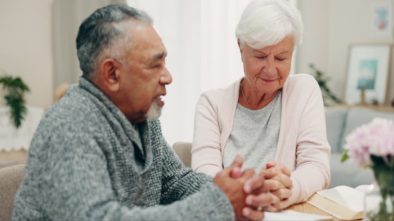종교, 가정의 기도 또는 노인 커플의 친구