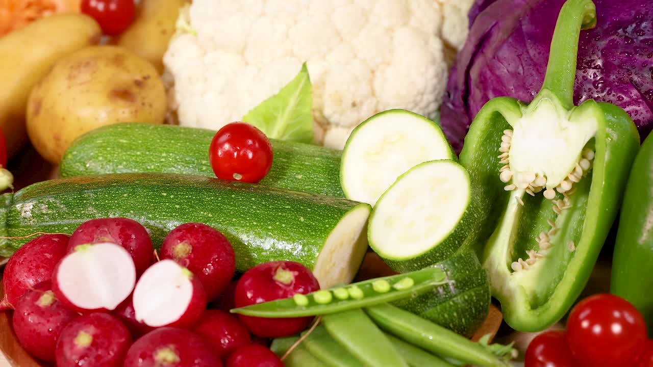 예술적으로 배열 된 신선한 채소의 활기찬 품종, 밝은 조명에서 자연의 색상과 질감을 보여주는