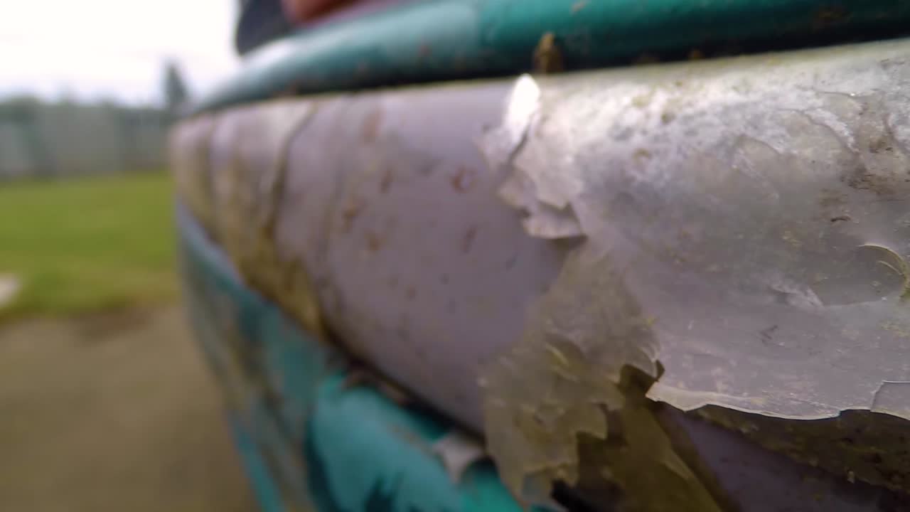 낮에 시골에 있는 파란 밴의 앞 범퍼