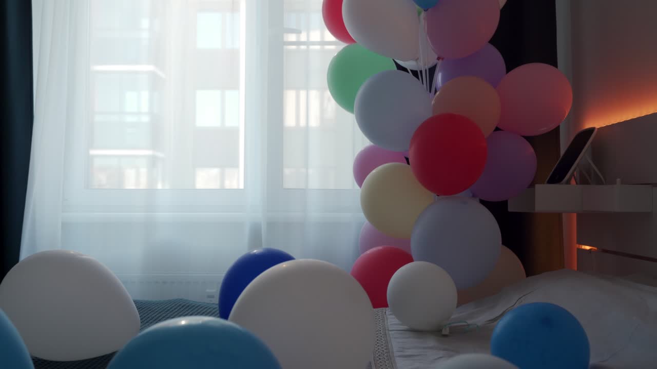 발렌타인 데이, 만적 인 데이트 및 휴일 개념 - 침실에서 다채로운 풍선으로 장식 된 침대.