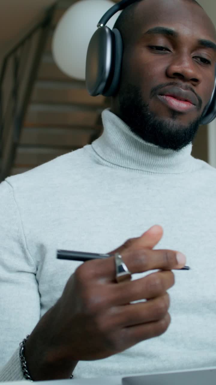 hombre trabajando y escuchando música