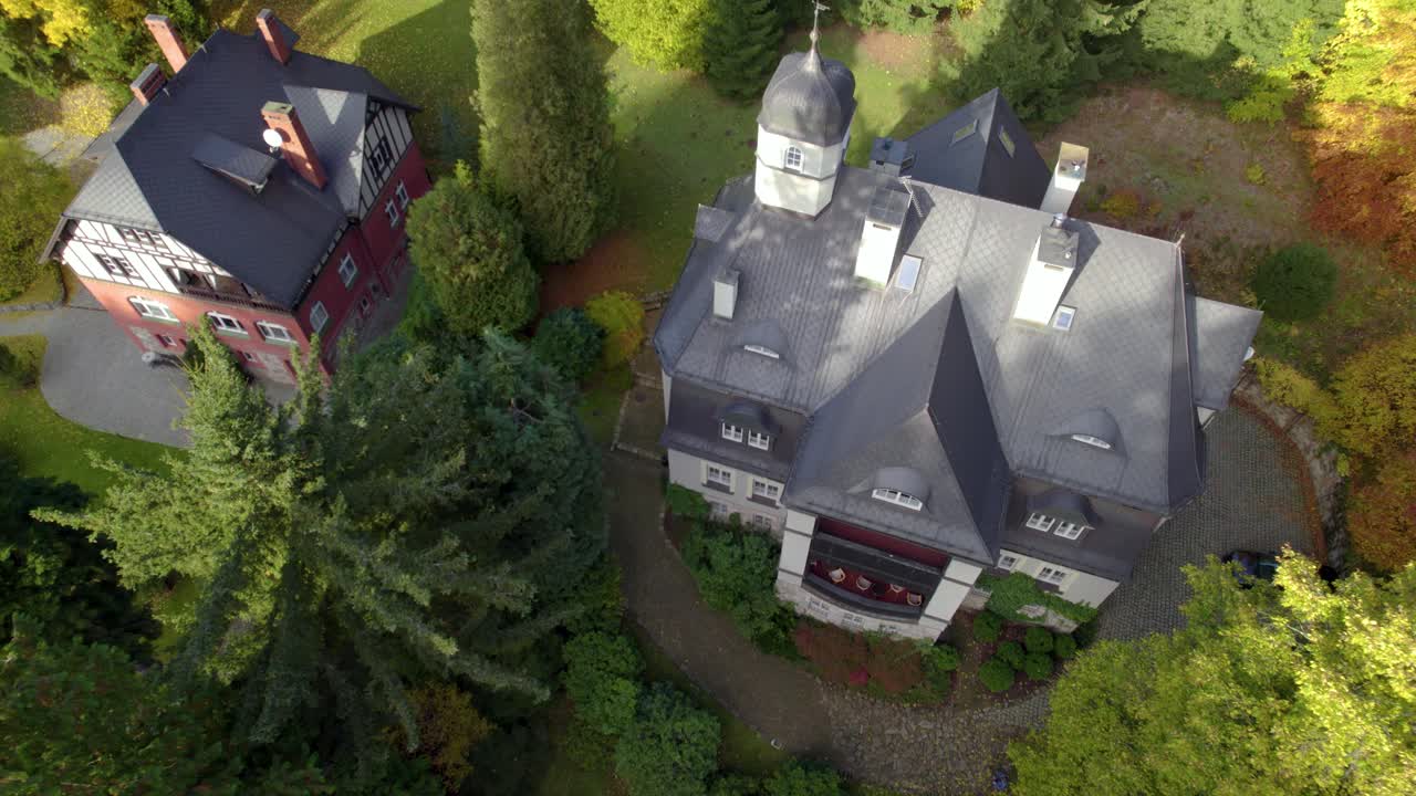 19세기 스위스 양식의 산악 빌라의 공중 촬영