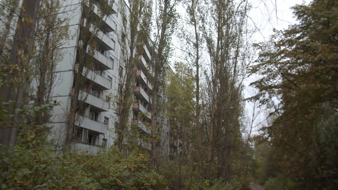 edificio de apartamentos abandonado en la zona de la planta de energía nuclear de chernobyl en pripyat, ucrania durante el otoño