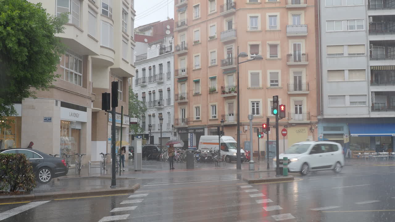 в городе идет дождь