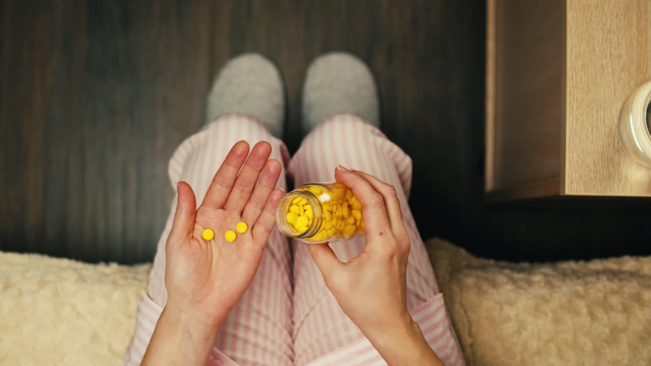 mujer tomando pastillas por la noche