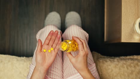 mujer tomando pastillas por la noche