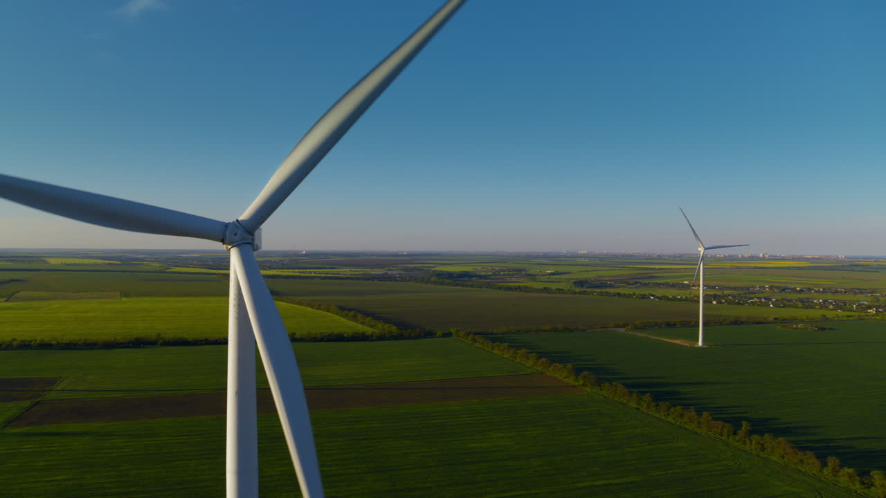 vista aérea del parque de turbinas eólicas que genera energía respetuosa con el medio ambiente.