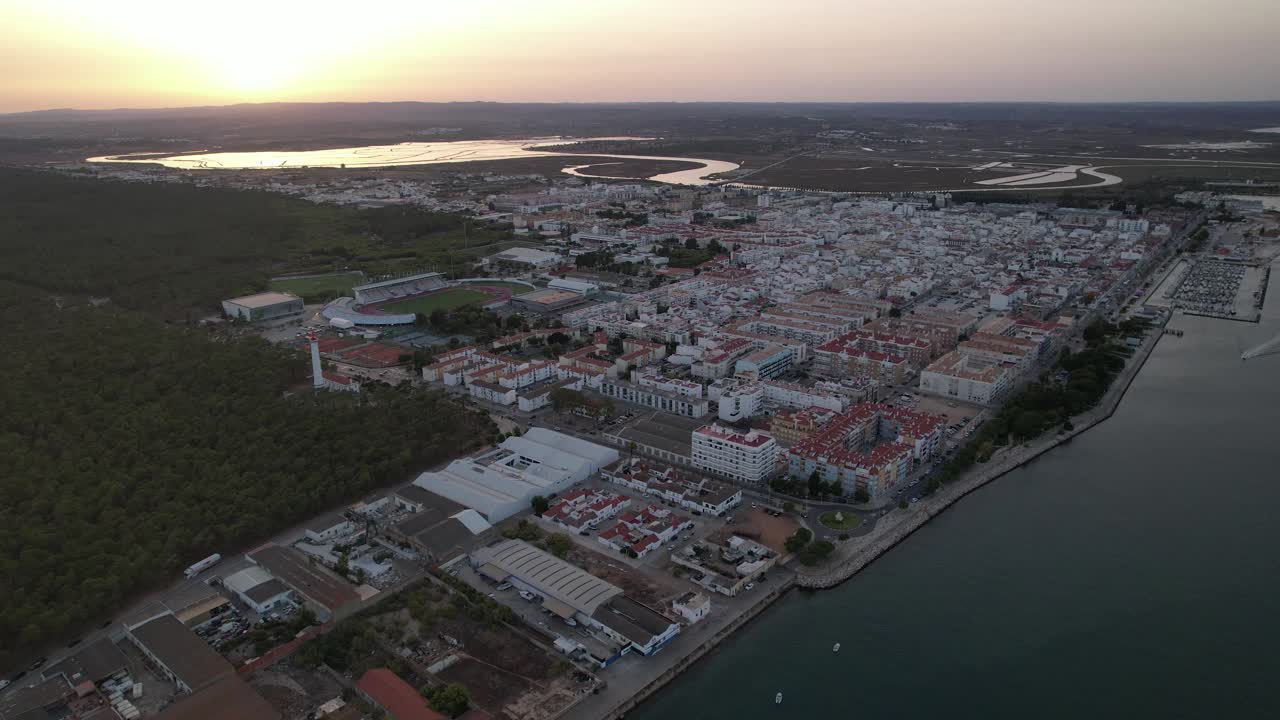 vista aérea de la aldea costera de vila real santo antonio al atardecer