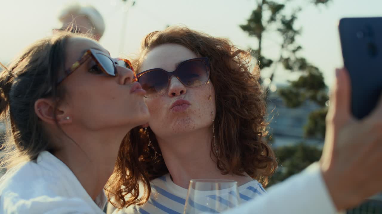 한 무리의 친구들이 지붕 위에서 셀카를 찍습니다.