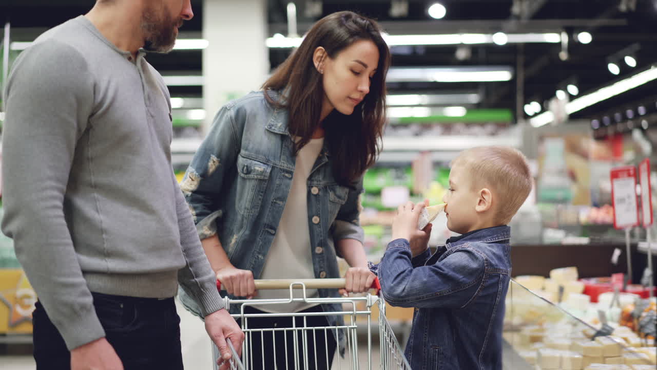 Famiglia che compra formaggio al supermercato