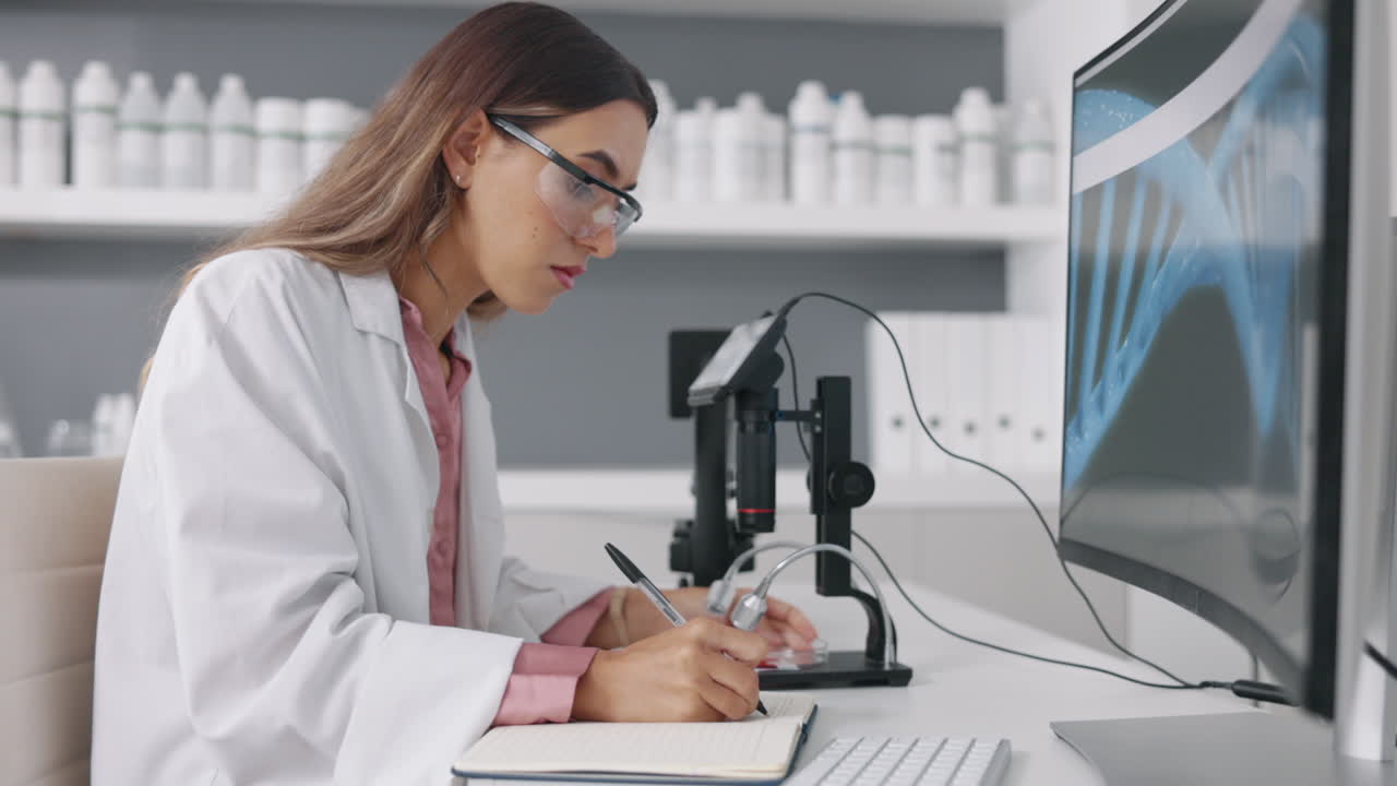 Scienza, microscopio e computer con una donna