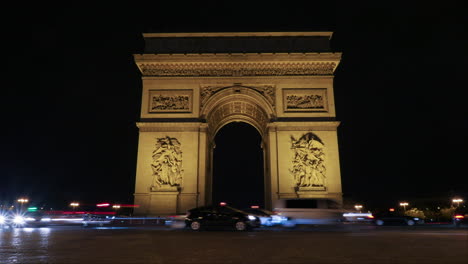 Timelapse-Del-Tráfico-Cerca-Del-Arco-Triunfal-Por-La-Noche